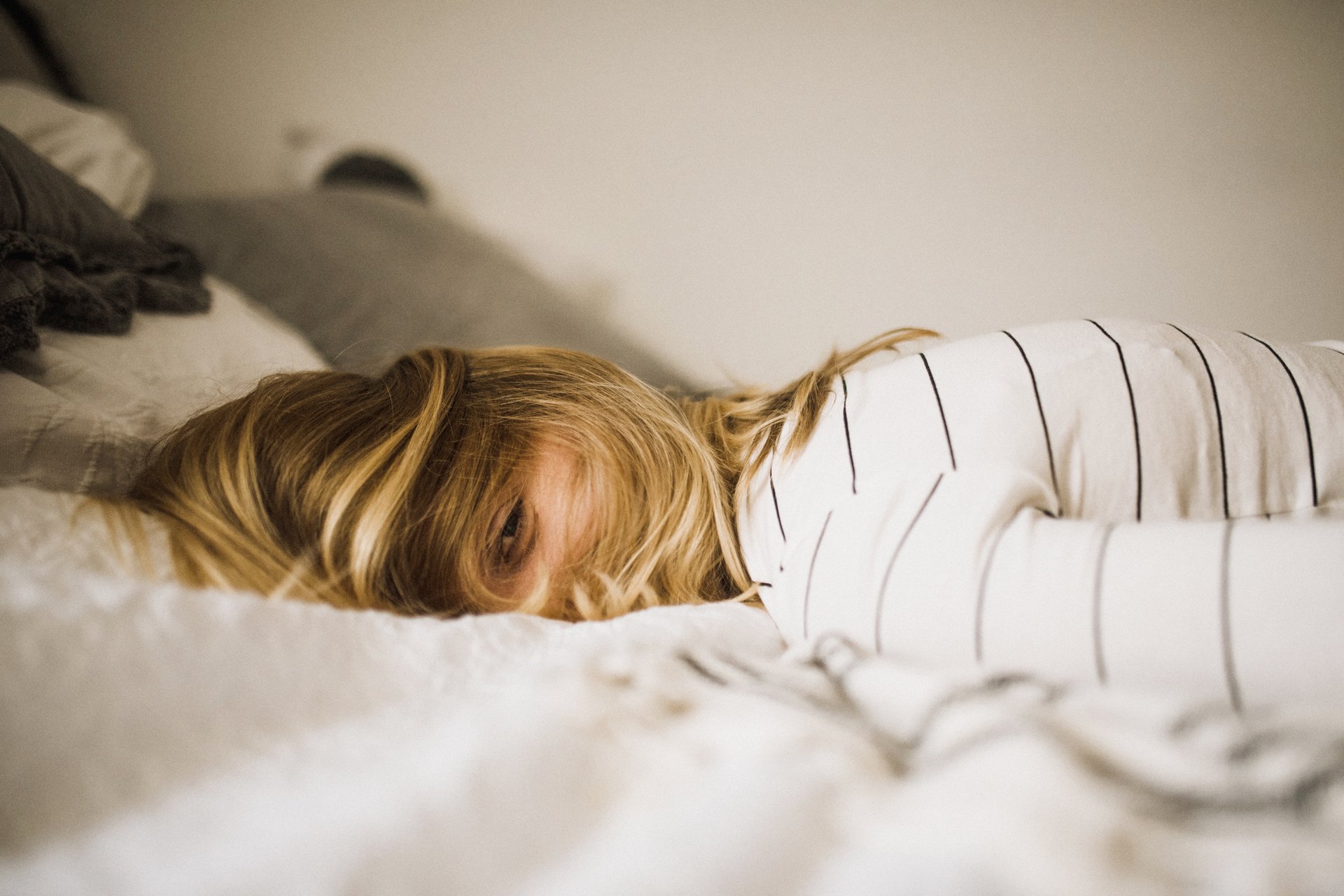 Može li san bez jastuka biti dobar izbor? Evo kada i za koga